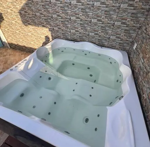 Casa Na Praia Da Maranduba, Com Jacuzzi E Churrasqueira